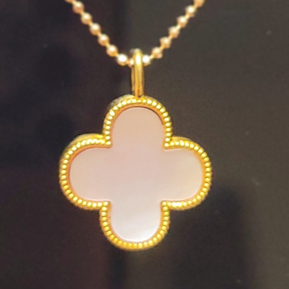 Set of Clover Earrings and Pendant only, Mother of Pearl Pinkish Tone 18K - Picture 10 of 14